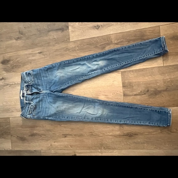 Levi. 25. Skinny - Picture 1 of 3